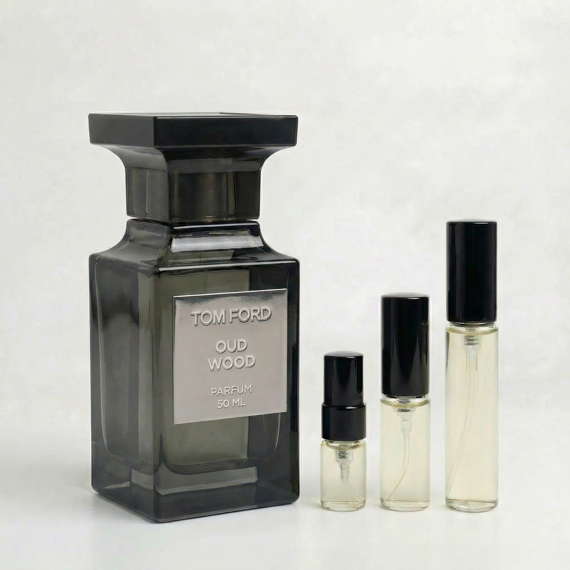 Décant Fragsplit de Oud Wood Parfum de Tom Ford, en formats 1 ml, 2 ml, 5 ml ou 10 ml pour essayer ce parfum masculin sur la peau.