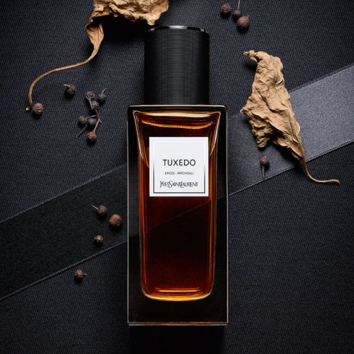 Essayez Tuxedo de Yves Saint Laurent avec un décant Fragsplit de 1 ml à 10 ml, idéal pour découvrir ses notes épicées, ambrées et boisées.