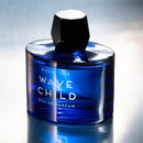 Petit format Fragsplit pour découvrir Wave Child de Room 1015 : un parfum fruité et solaire à la pastèque, coco et cacao, sur votre peau.