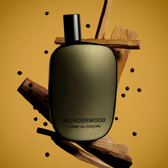 Échantillon Wonderwood de Comme des Garçons par Fragsplit : un boisé aux accents de cèdre et santal, à essayer avant d’acheter.